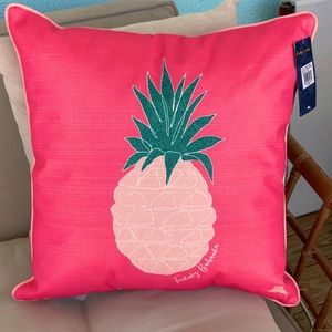 PILLOW, DECORATIVE, PINEAPPLE a SIGN of HOSPITALITY!! NWT
